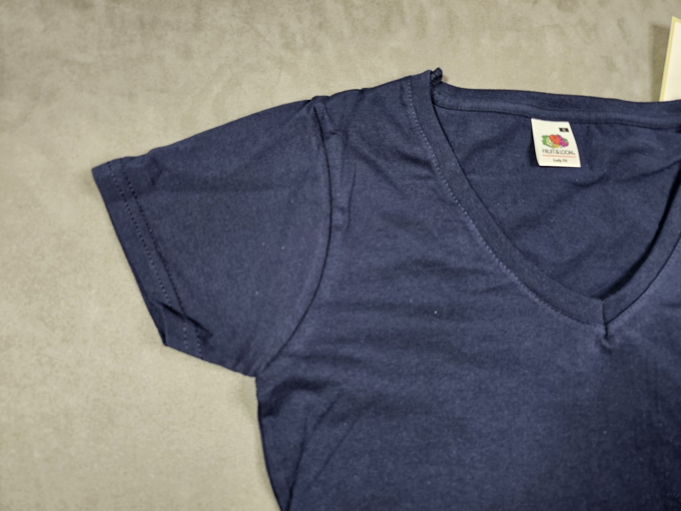 Fruit of the Loom Lady-Fit V-Neck T-Shirt Dunkelblau – Größe S – Bild 4