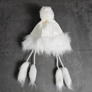 Weiße Strickmütze mit Bommel und Fellimitat | 272