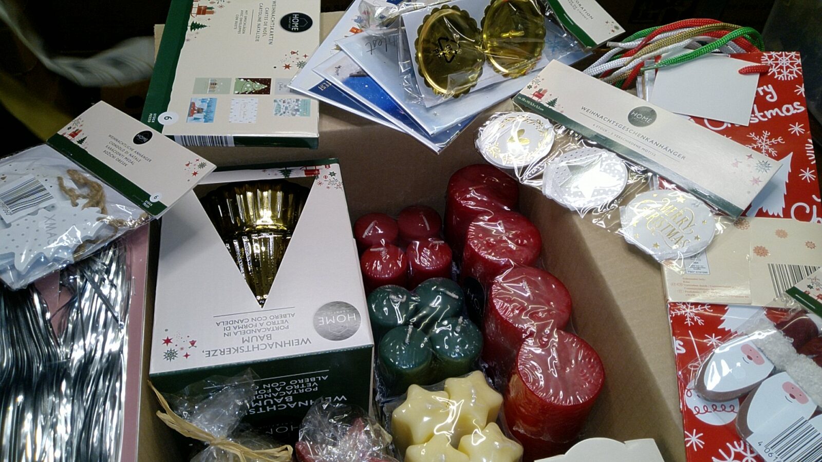 Gemischtes Weihnachtskerzen-Paket in Rot, Grün und Creme – Neu – Bild 3