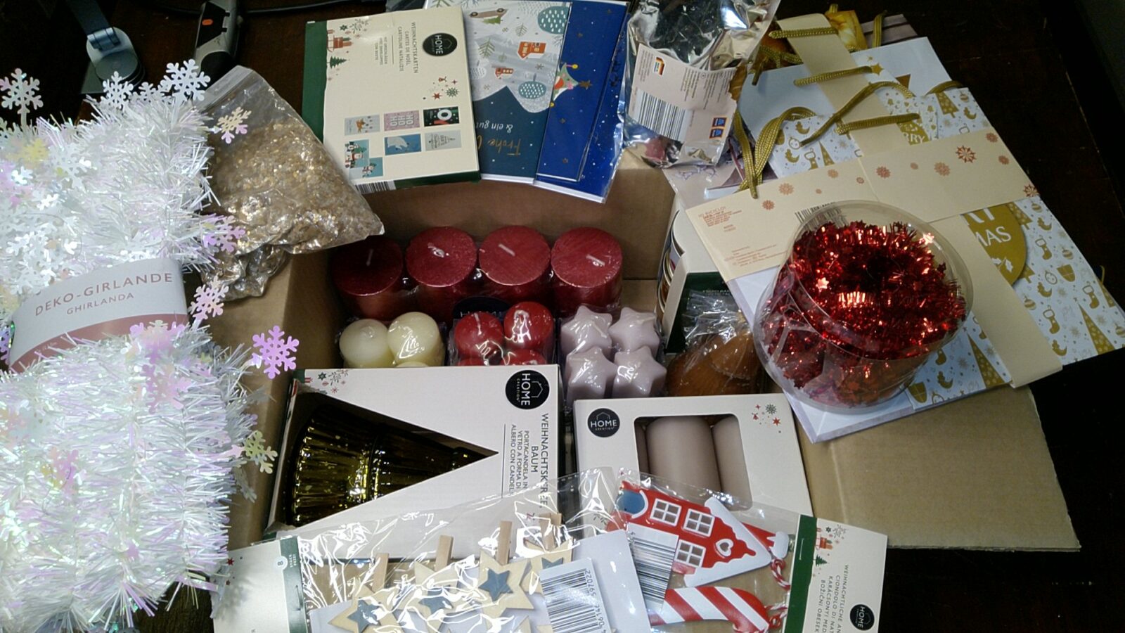 Gemischtes Kerzenpaket mit Weihnachtskerzen und Deko – Neu