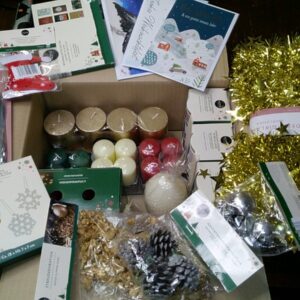 Gemischtes Kerzenpaket mit Weihnachtsdekoration – Neu