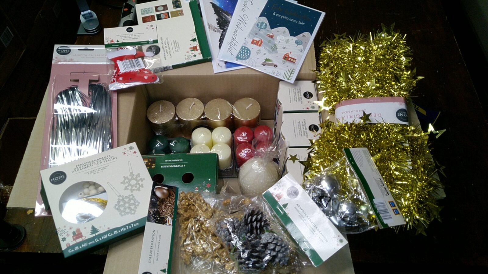 Gemischtes Kerzenpaket mit Weihnachtsdekoration – Neu