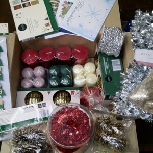 Weihnachtsdeko- und Kerzenpaket mit Karten und Girlanden – Neu