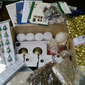 Gemischtes Weihnachtsdeko-Paket mit Kerzen und Zubehör – Neu