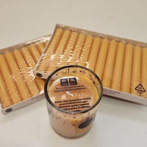 Set mit 24 Bienenwachskerzen und Kerze im Glas