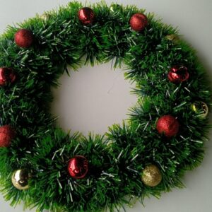 IMEX Weihnachtskranz grün mit roten und goldenen Kugeln