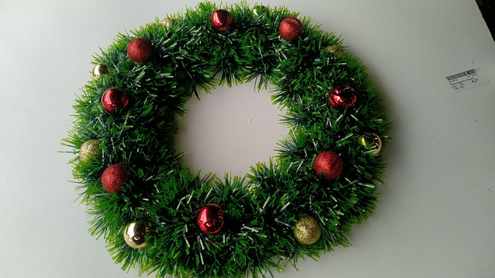 IMEX Weihnachtskranz grün mit roten und goldenen Kugeln