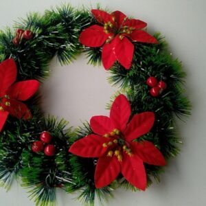 Grüner Weihnachtskranz mit roten Weihnachtssternen