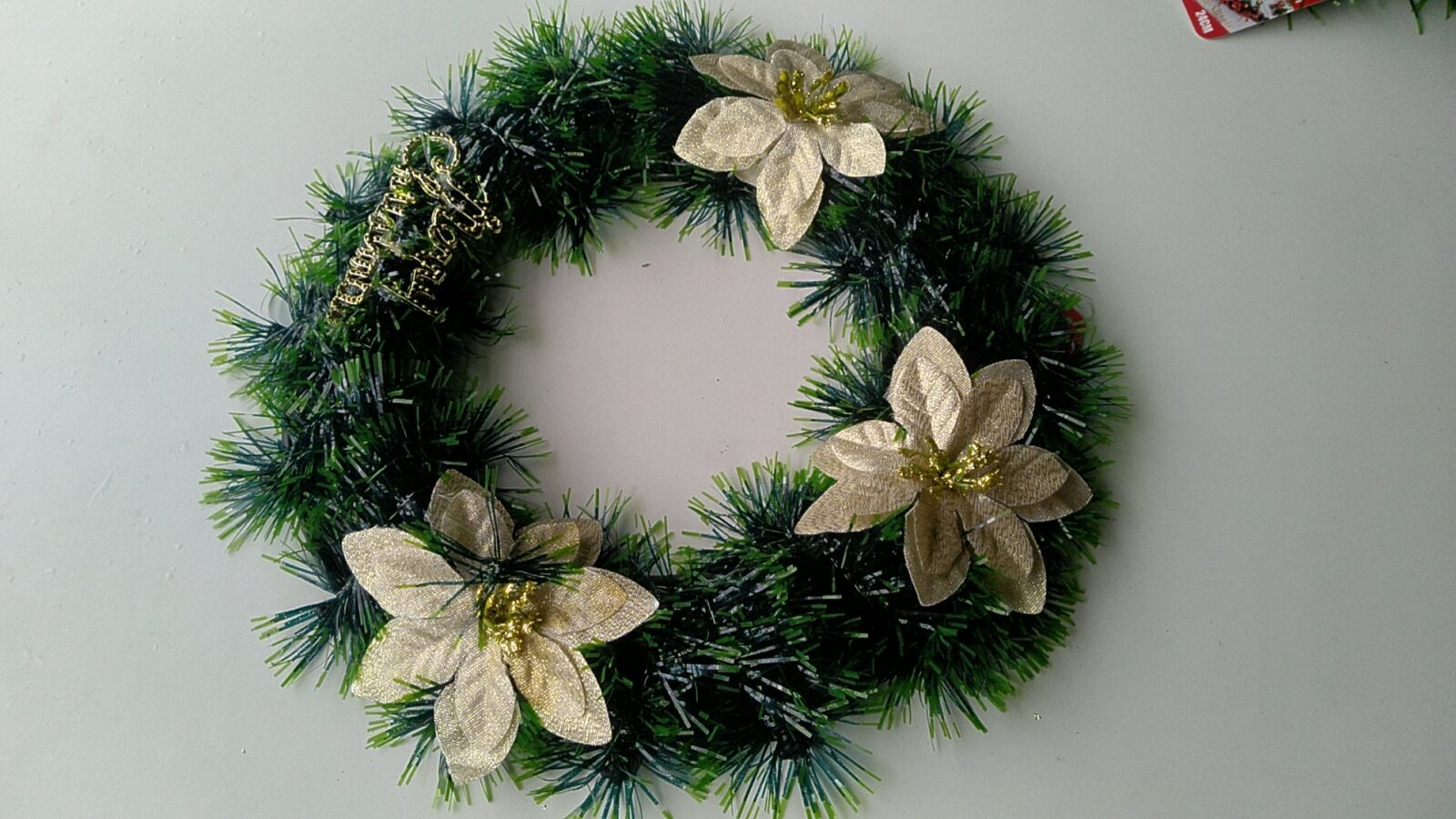 Weihnachtskranz grün mit 3 goldfarbenen Blüten und Schriftzug