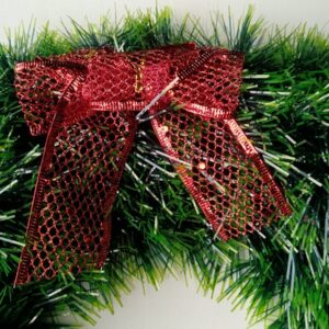 Weihnachtskranz Grün mit roten Weihnachtssternen und Schleife