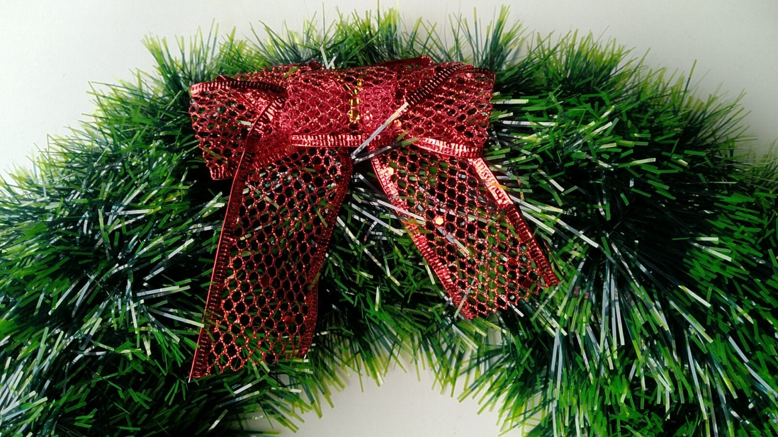 Weihnachtskranz Grün mit roten Weihnachtssternen und Schleife
