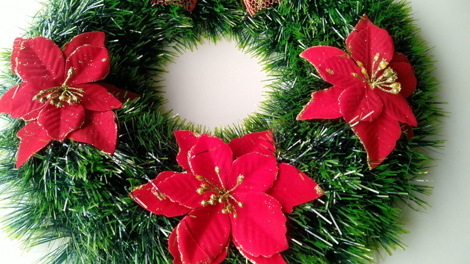 Weihnachtskranz Grün mit roten Weihnachtssternen und Schleife – Bild 2