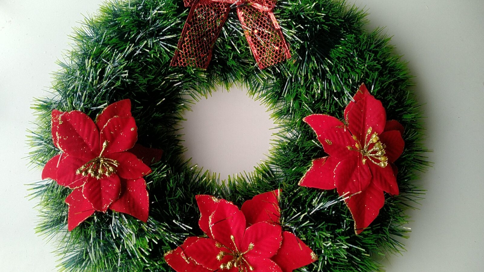 Weihnachtskranz Grün mit roten Weihnachtssternen und Schleife – Bild 3