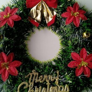 Weihnachtskranz mit roten Blüten und Merry-Christmas-Schriftzug